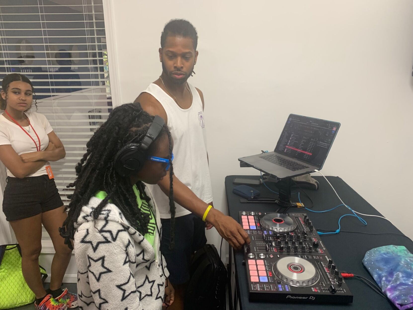 Tat Taylor teaching deejay skills in Decatur